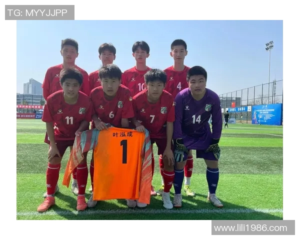 足球少年追梦路模仿偶像球星展现激情与成长故事